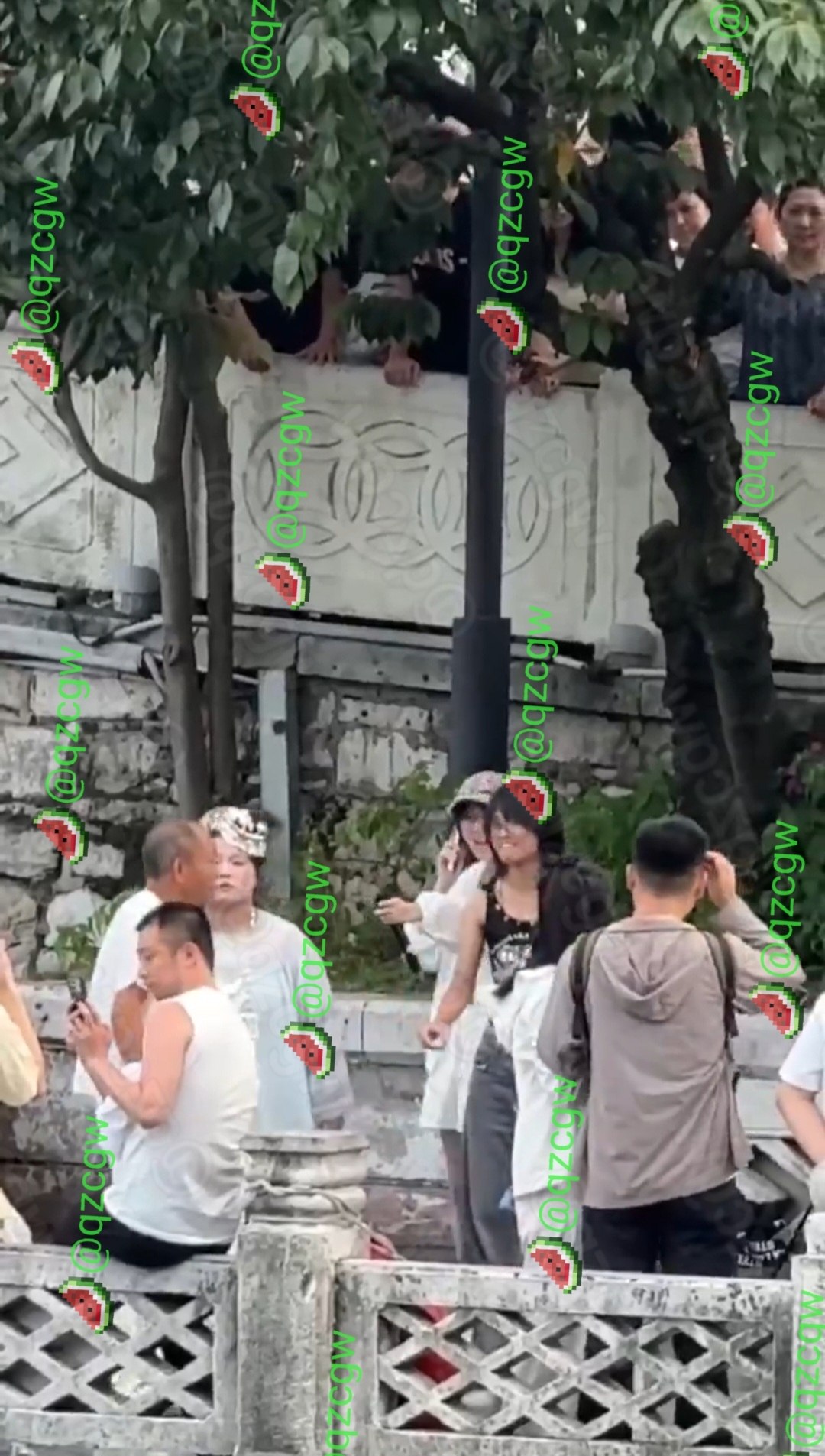 景区石桥旁仙气少女与光头大爷激烈对峙引发游客围观围堵