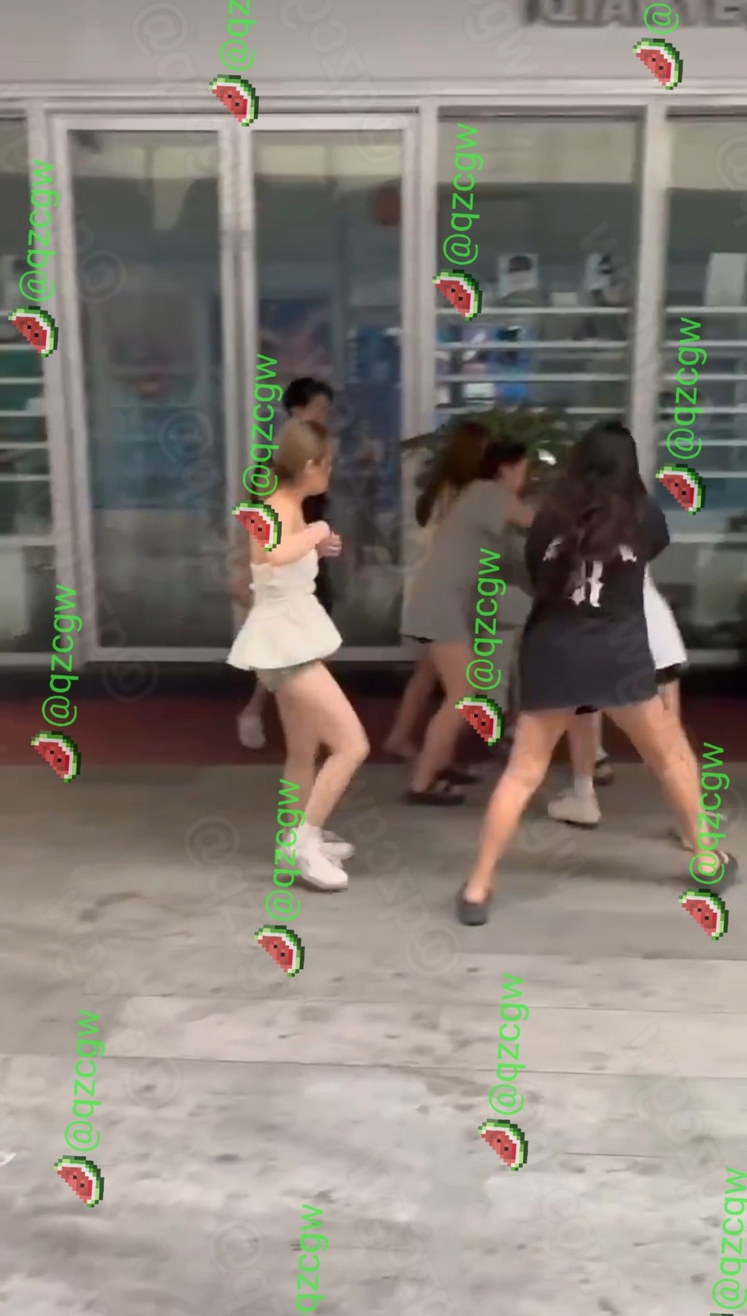 商场户外多名染发潮流少女发生激烈肢体冲突多人被按倒在地互撕头发