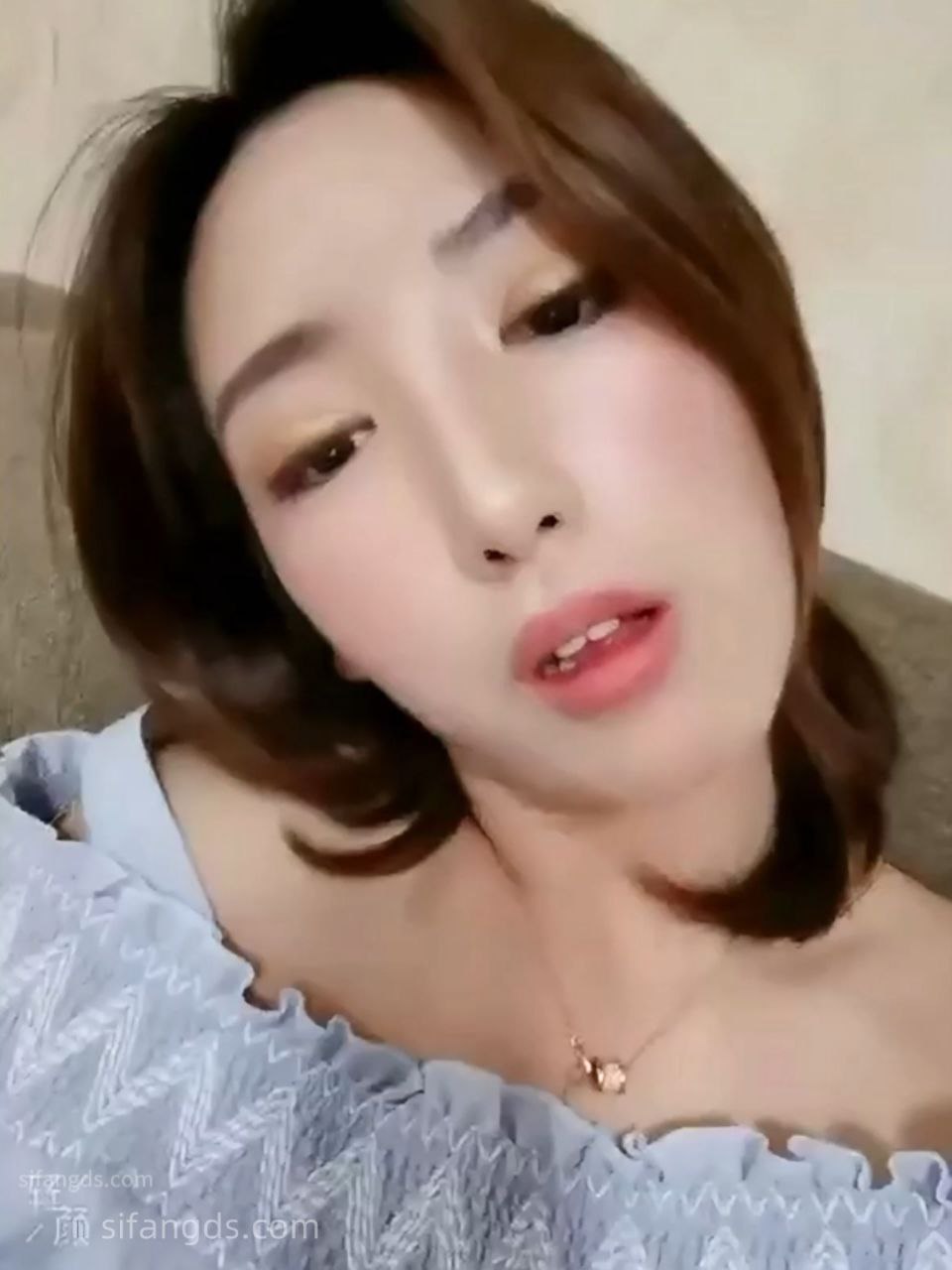 某风韵少妇背着丈夫赴约酒店与同事偷情并拍摄挑逗视频