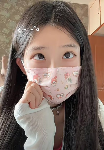 清纯女博主私下沦为金主玩物在镜头前展示丝袜与比基尼反差