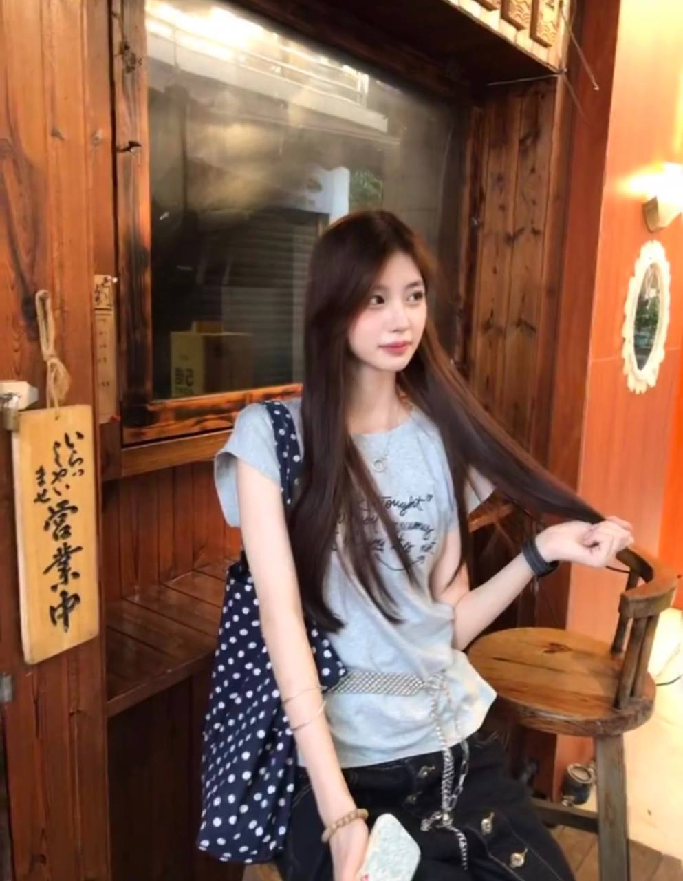 抖音网红戴馨菲清纯人设崩塌，因开盒网暴粉丝及私会榜一被曝性爱视频