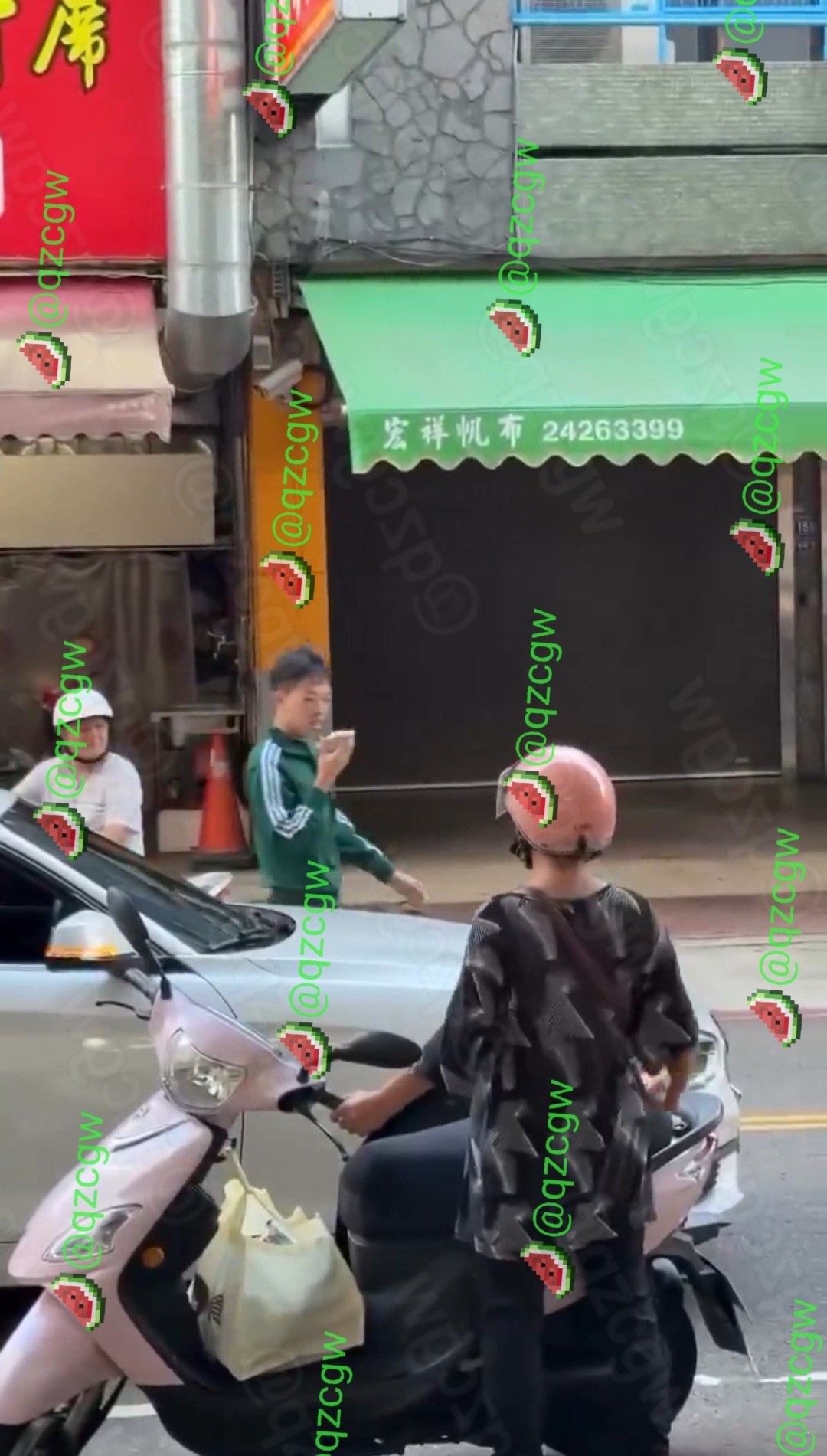 台中北区阿嬷骑粉色摩托车强占汽车格,年轻男子边吃边拍对质
