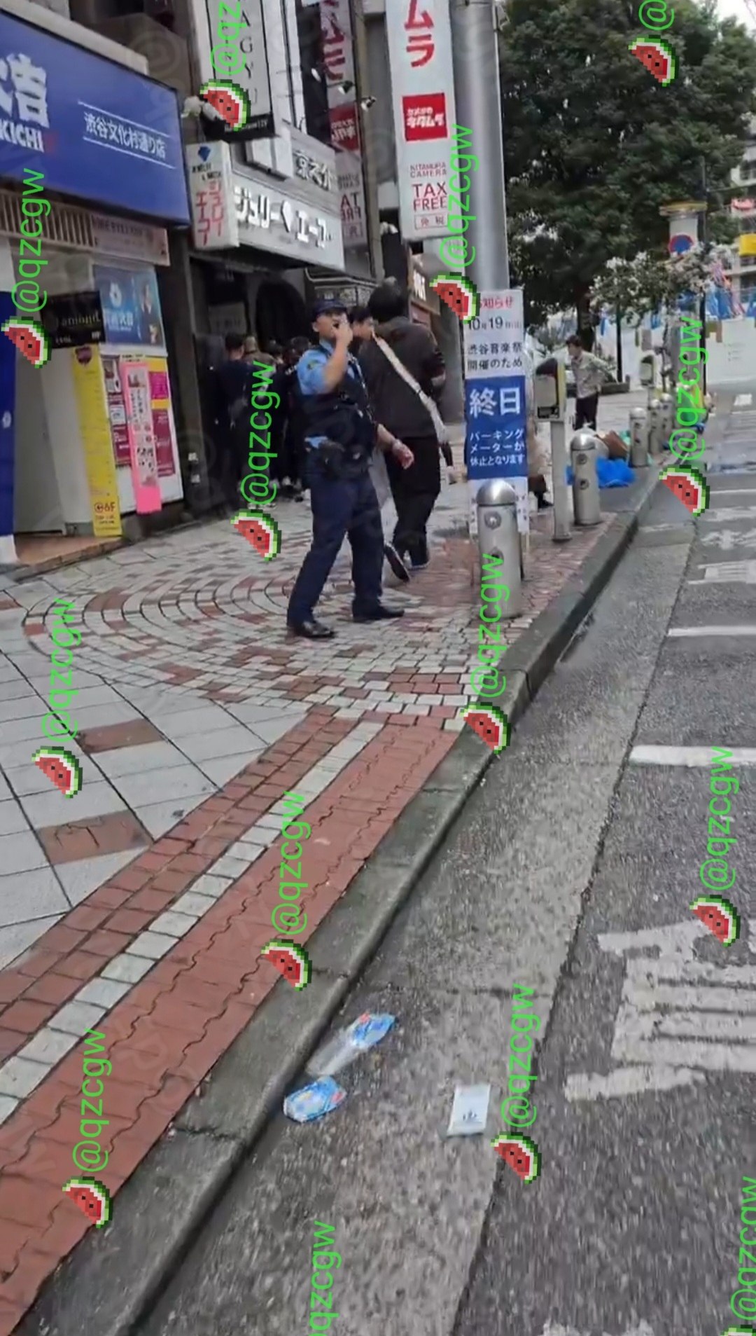 日本繁华商业街白昼突发大规模群殴事件十几名男子当街扭打混乱