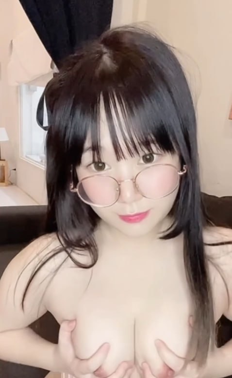 网红嫩妹定制福利视频流出展示丰满乳肉与私密部位诱惑金主