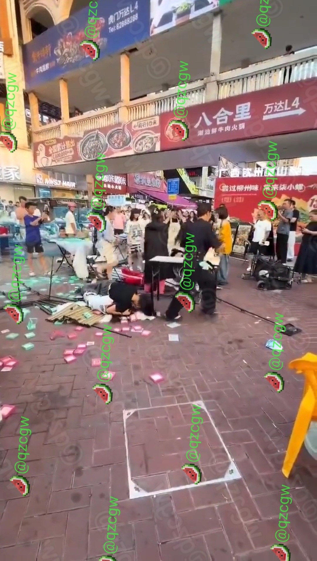 广东东莞虎门金街多名年轻女子街头互殴掀翻摊位导致现场一片狼藉
