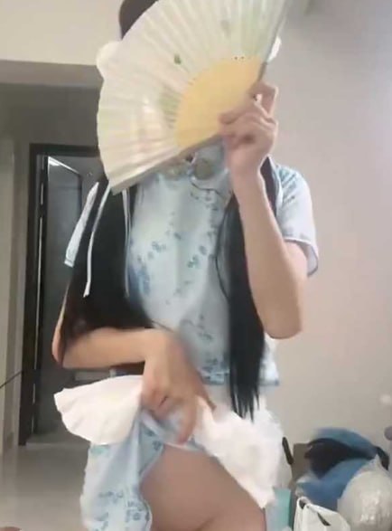 一名身材苗条的女性在视频中展示露乳自慰并使用牙刷等道具进行性行为