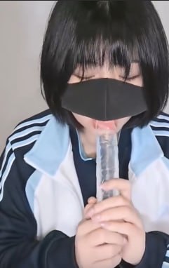 每日推荐 短发少女偷看漫画被发现后遭威胁被迫进行高强度性行为展示