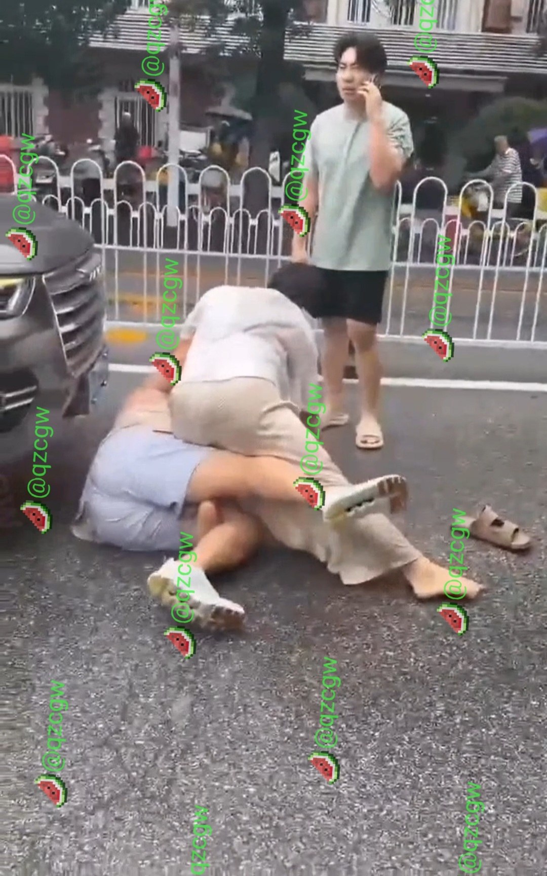 医院门口因车辆挡路引发激烈冲突壮硕中年男子遭大妈暴力殴打