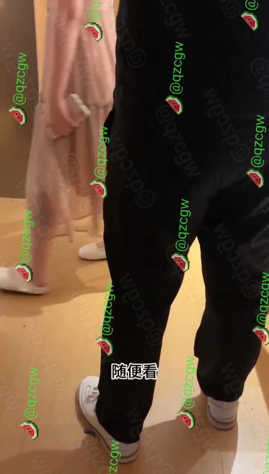 快捷酒店内男女出轨被当场堵门抓获现场床铺凌乱纸巾满地