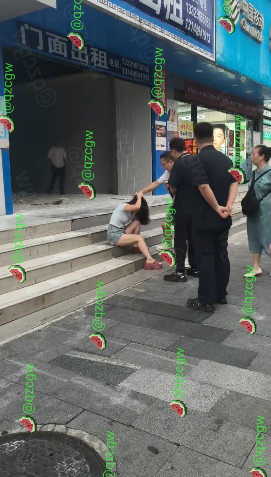 贵州凯里七夕商业街发生激烈情侣冲突女子被按在台阶上崩溃哭喊