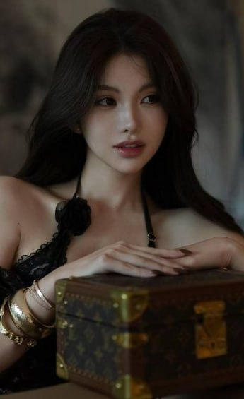 百万网红Yuri睿哥回家撞破男友陈观宇与小三在卧室激战视频外泄