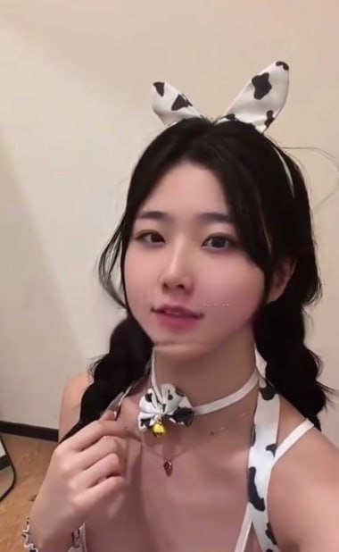 每日大赛 清纯学姐私下竟是古风兔女郎，大量尺度私密自拍流出展现极度反差