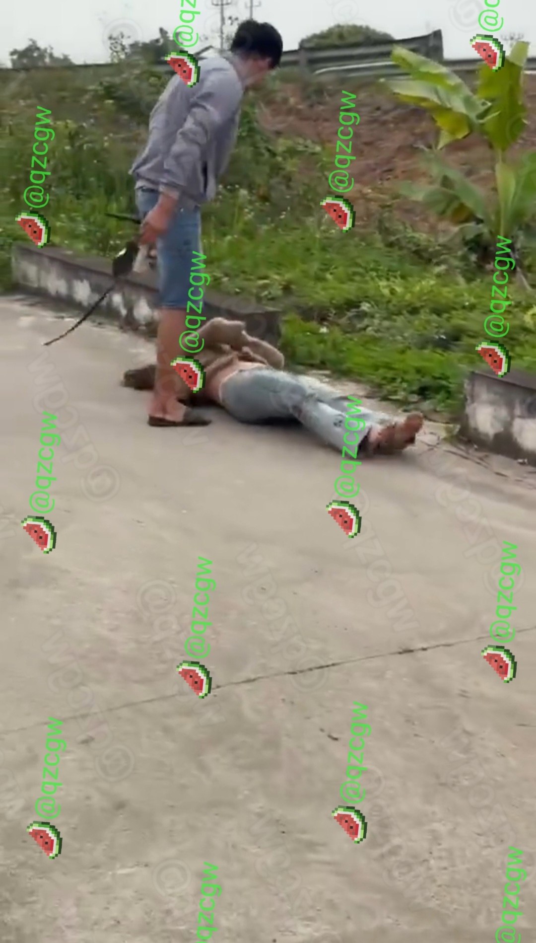越南精致女子出轨被抓当街遭男友暴力拖行至路中央半裸哭喊