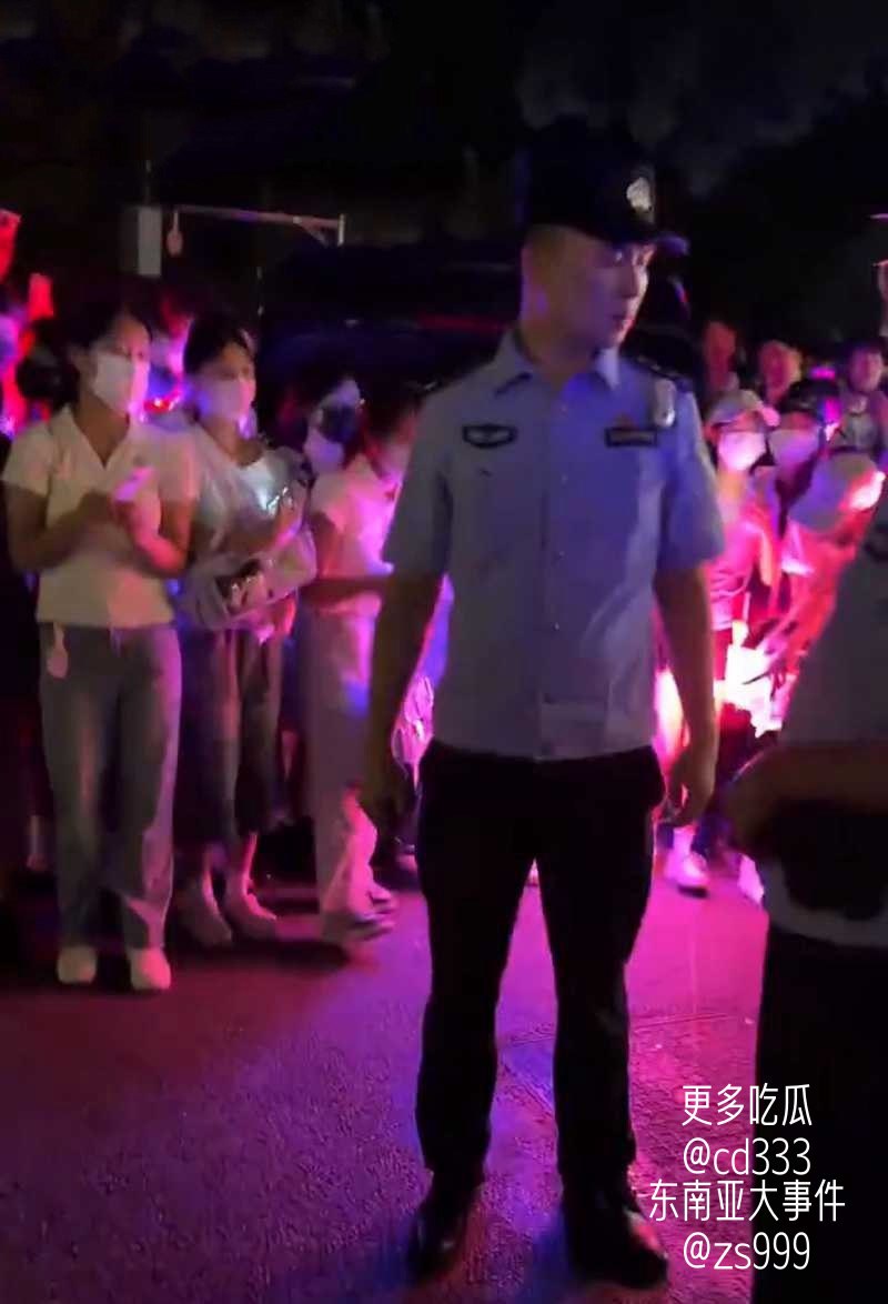 时代峰峻版权纠纷升级引发重庆线下冲突粉丝与路人发生激烈肢体碰撞
