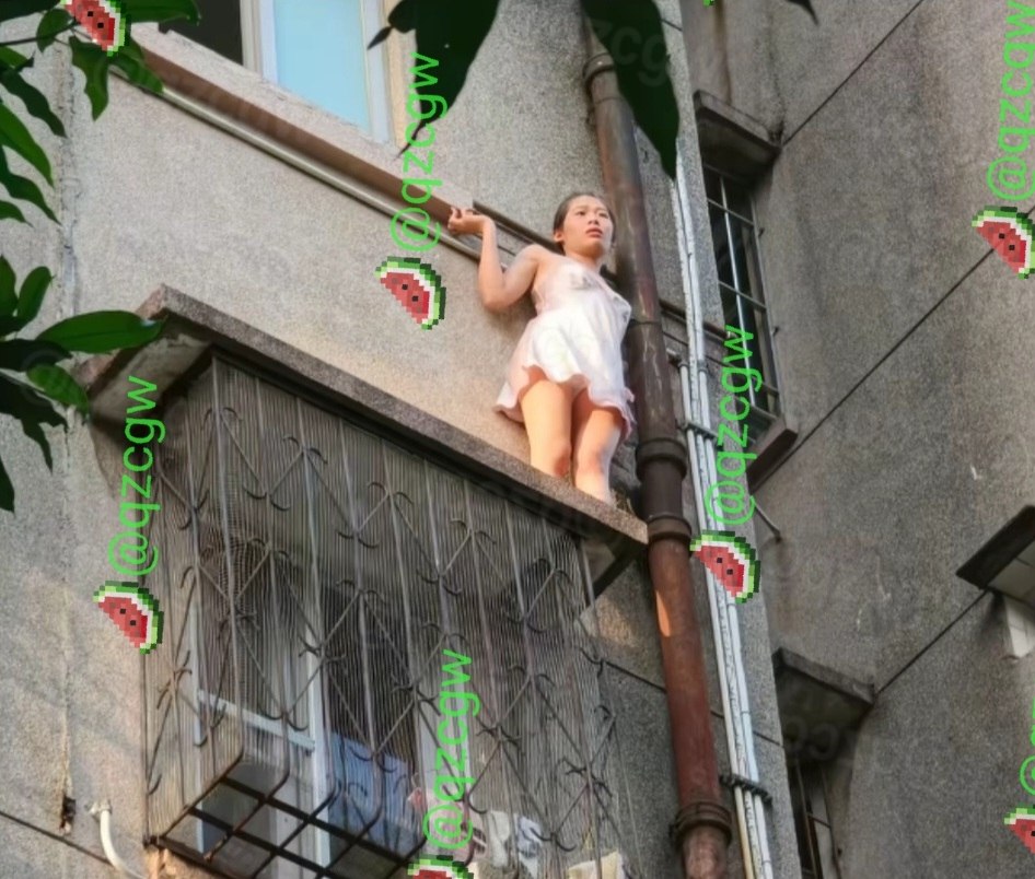 江门七夕抓奸现场：白裙女子情急翻窗挂在高楼外侧引发围观
