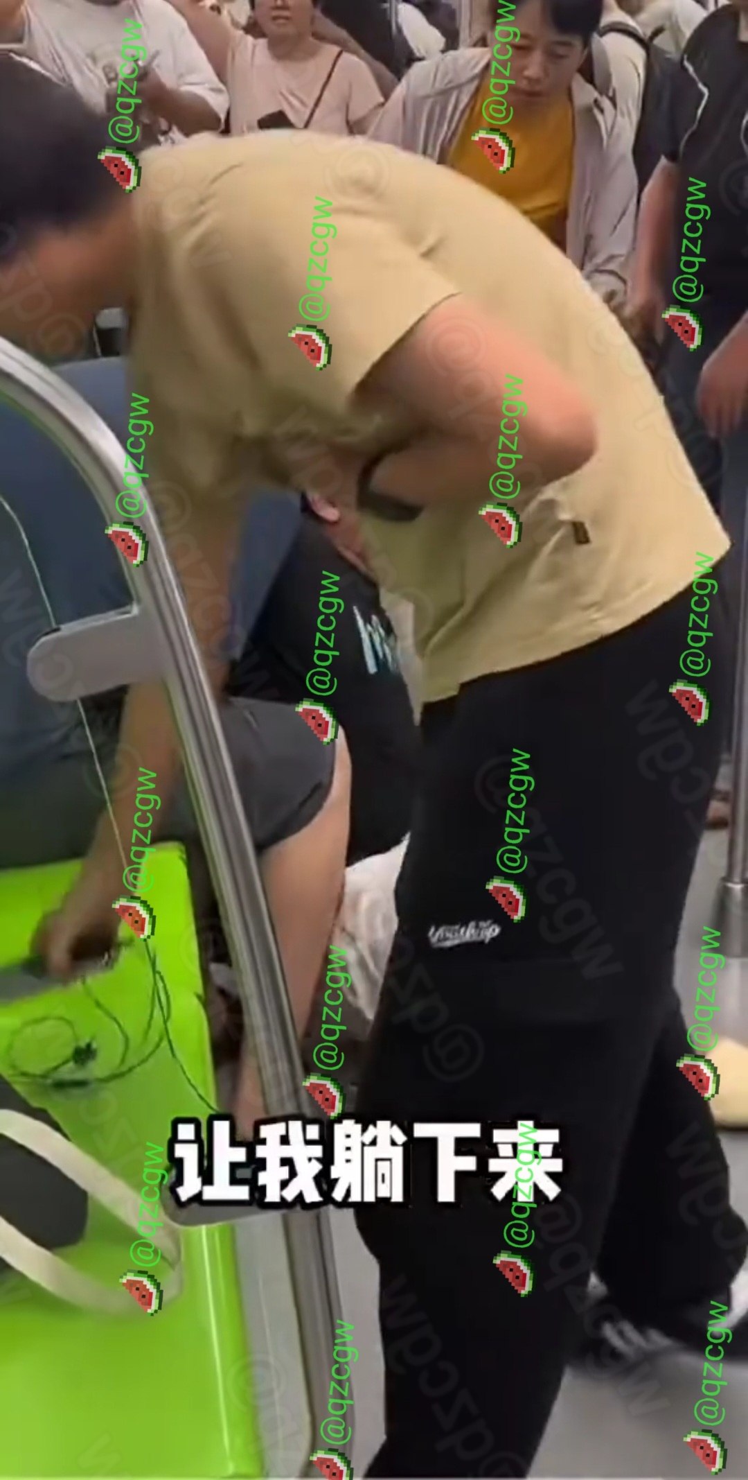 上海地铁少年情绪失控狂踹车门叫嚣赔得起几千万并称拍我也能出名