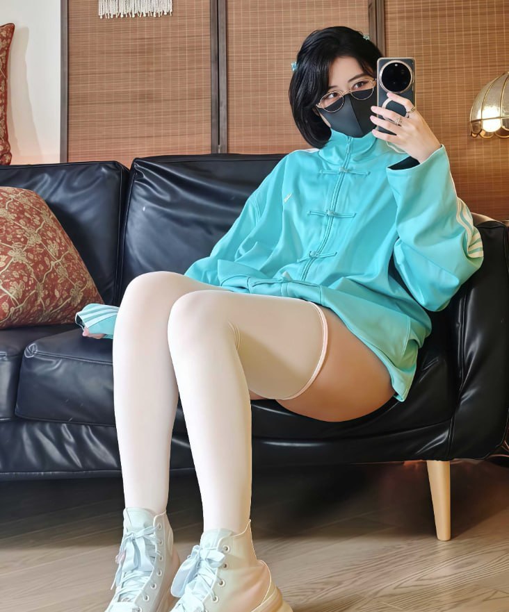 台湾网红奶咪身着白袜JK制服使用爱心肛塞进行高强度自慰