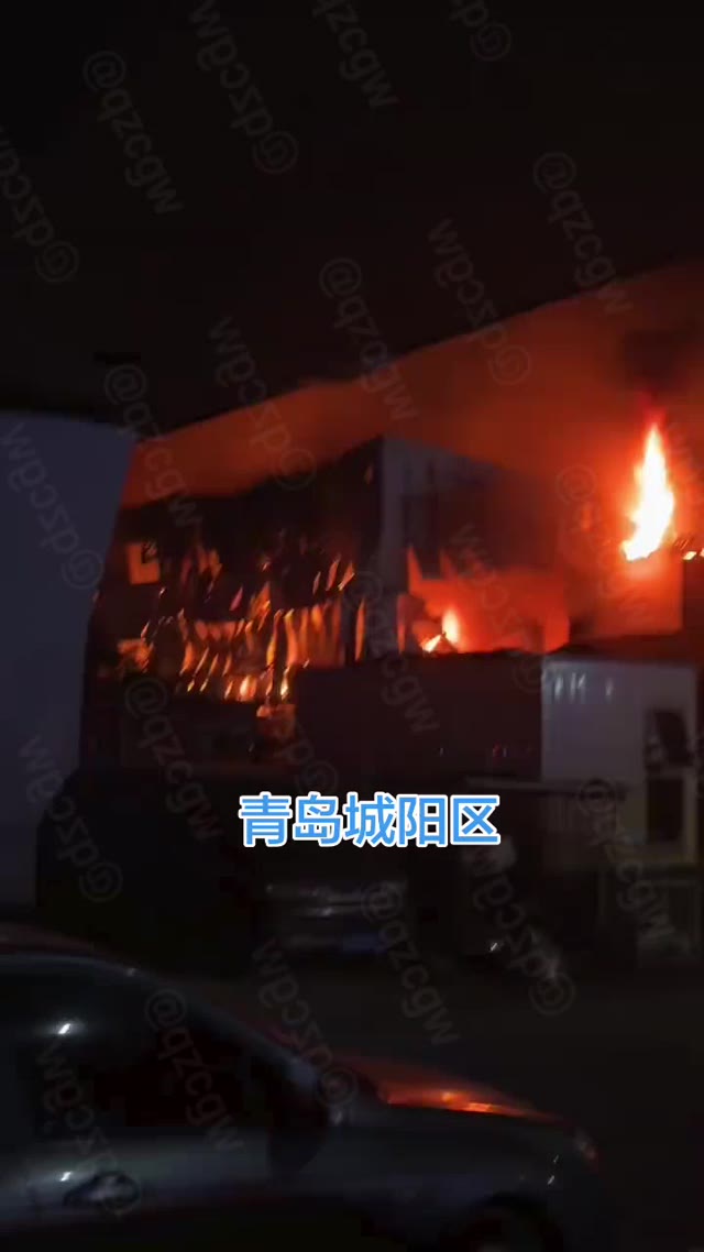 山东青岛城阳青特小镇附近加油站旁突发火灾现场黑烟滚滚消防车紧急处置