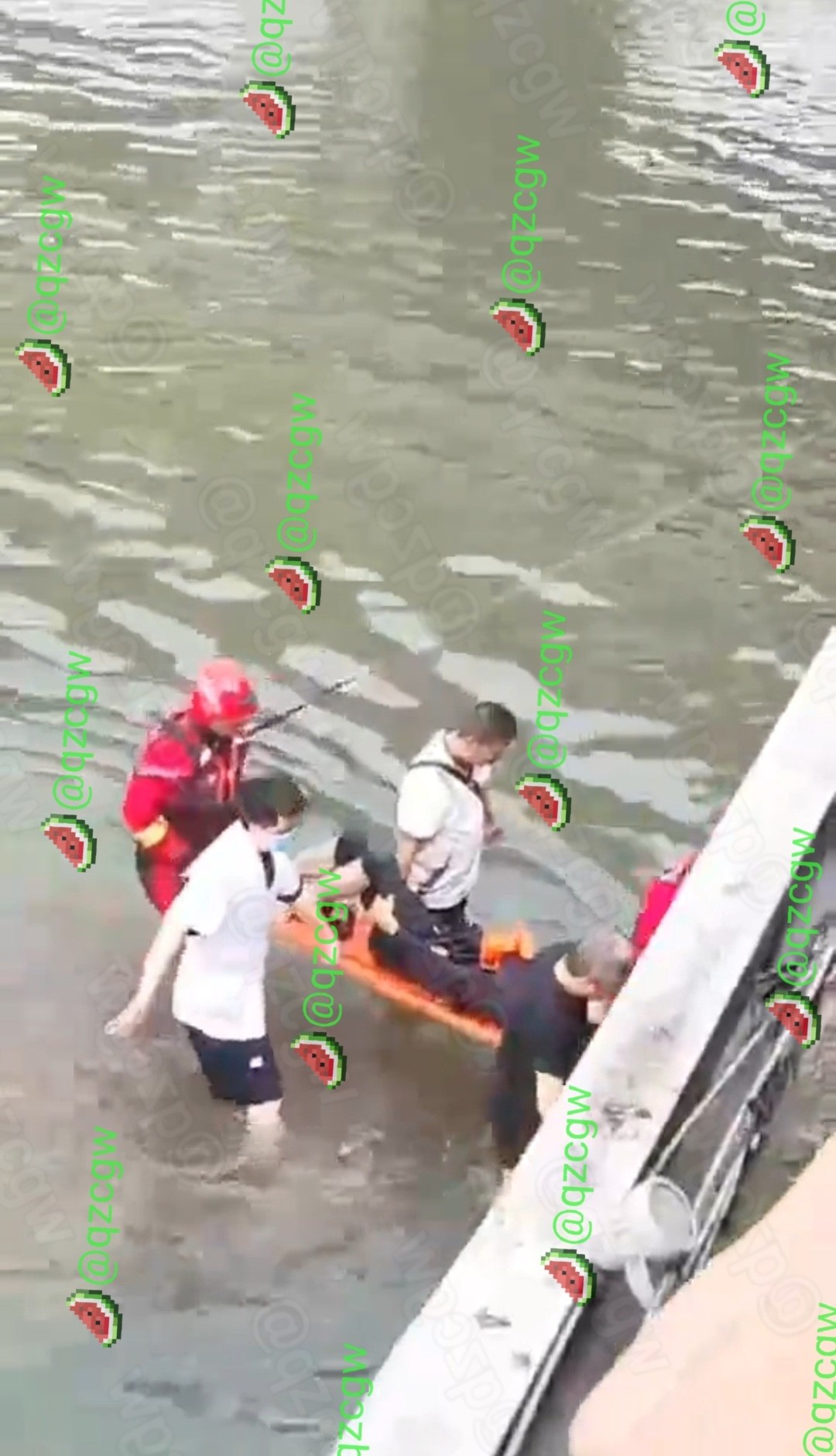 成都河边钓鱼佬为争夺黄金钓位爆发肢体冲突致一男子疑似骨折送医
