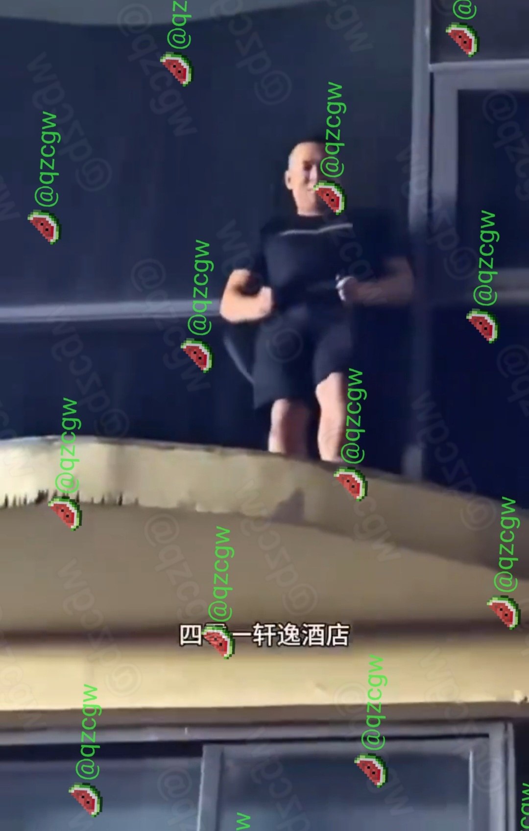 七夕佳节男子酒店偷情被妻堵门后翻窗逃生却在楼下被当场抓获