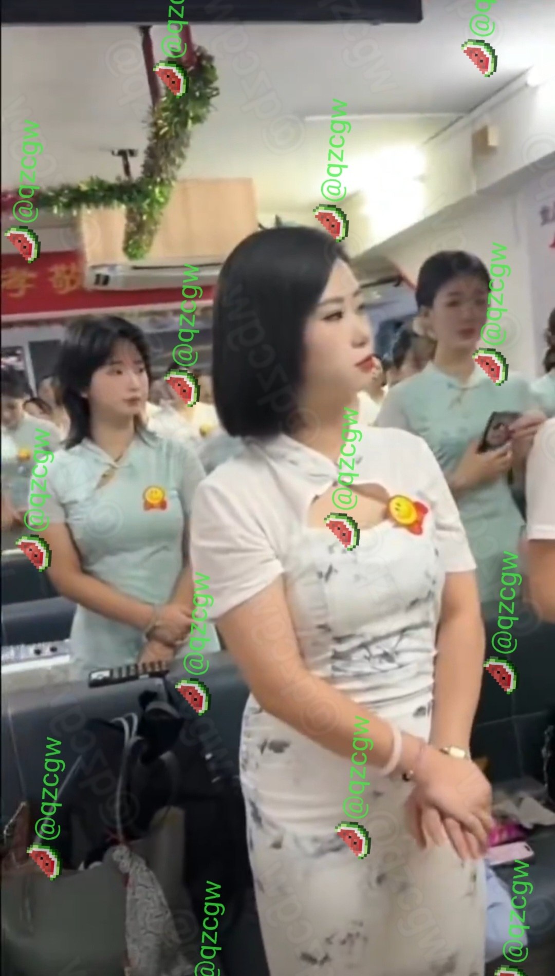 某足疗店技师内部培训视频流出展示旗袍制服集体集合场面