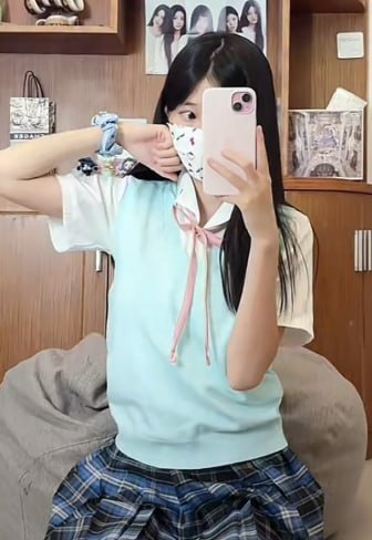 清纯女博主私下沦为金主玩物在镜头前展示丝袜与比基尼反差