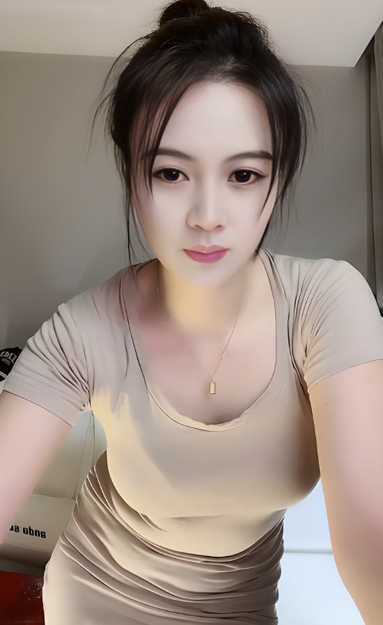 抖音网红小阿姨通过直播展示情趣舞蹈并以妖艳甩臀姿态吸引大量粉丝关注