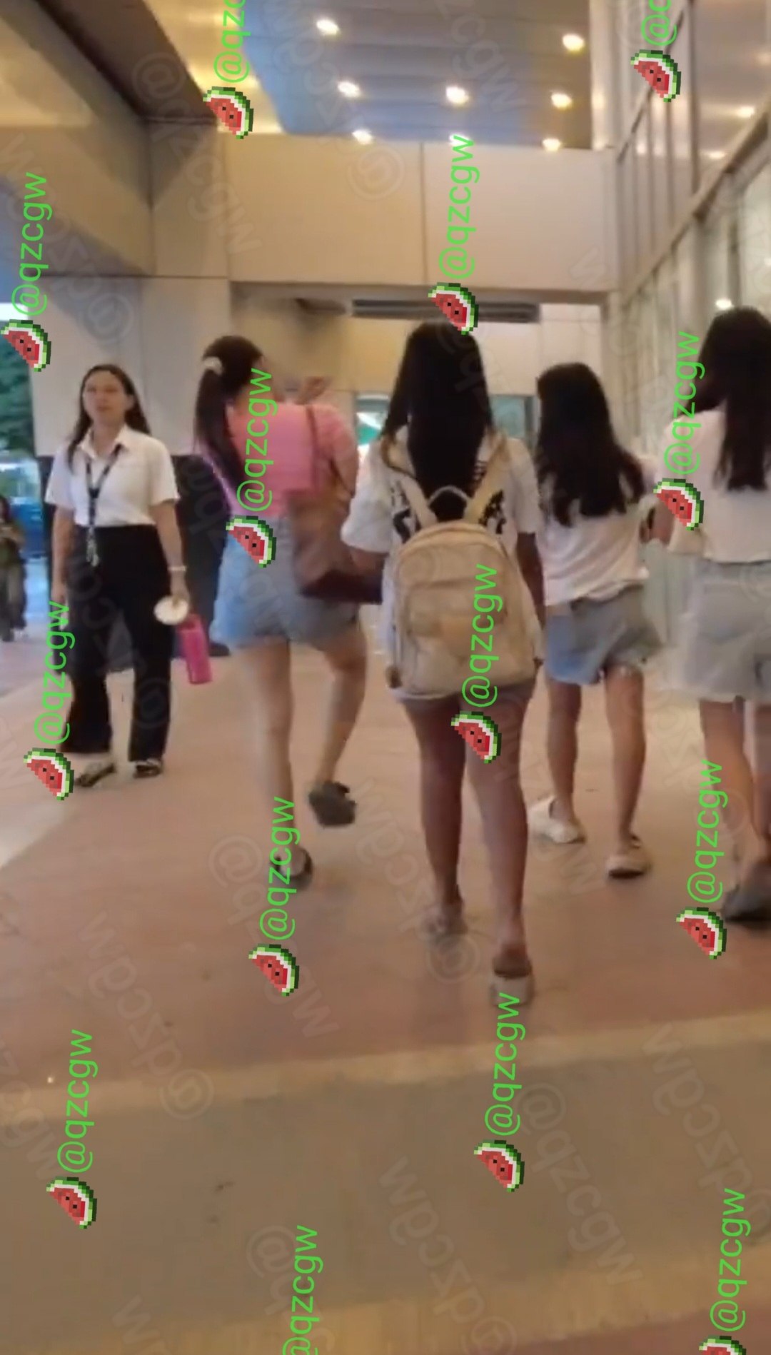 外国中年男子在菲律宾街头与紧身黄裙美女热烈拥抱并亲密互动