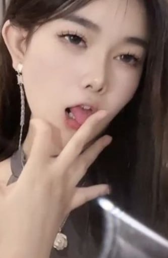 上海高颜值车模北京尤尤私下拍摄大尺度视频引发关注