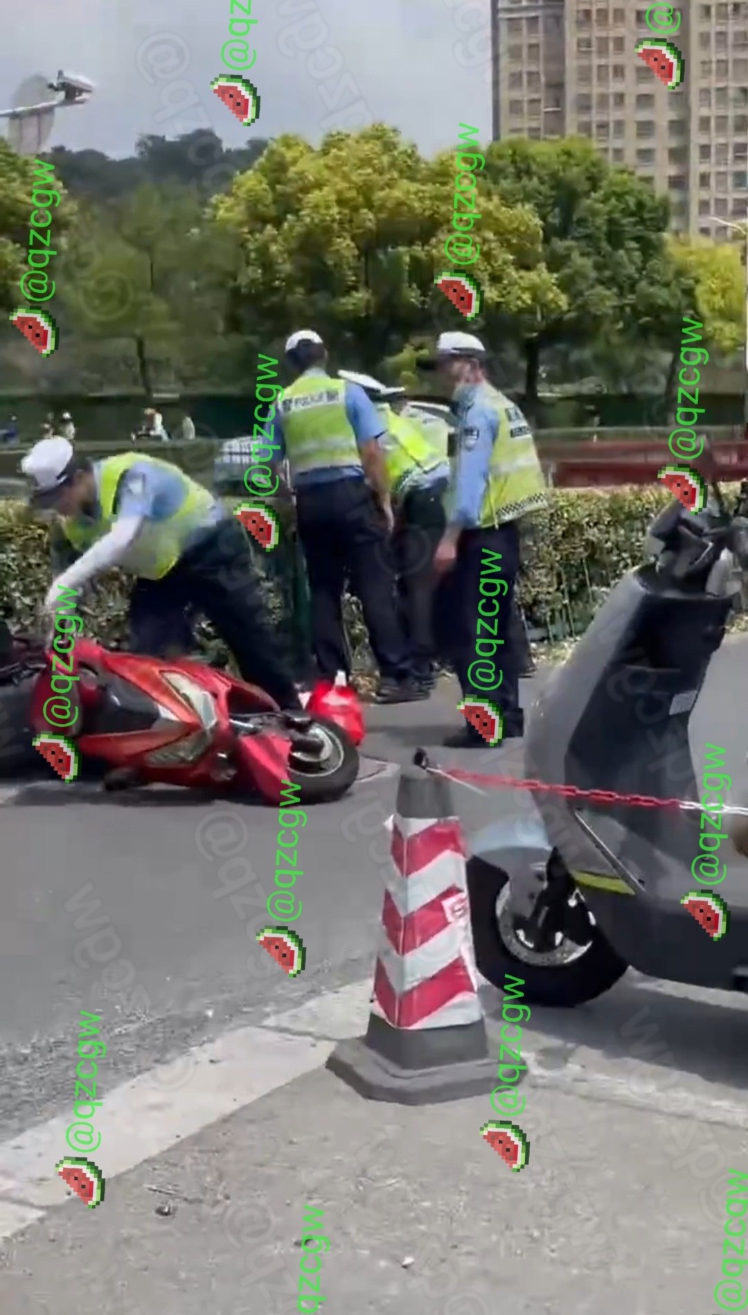 骑电动车男子在街头遭五名交警围堵并发生激烈肢体冲突被带离