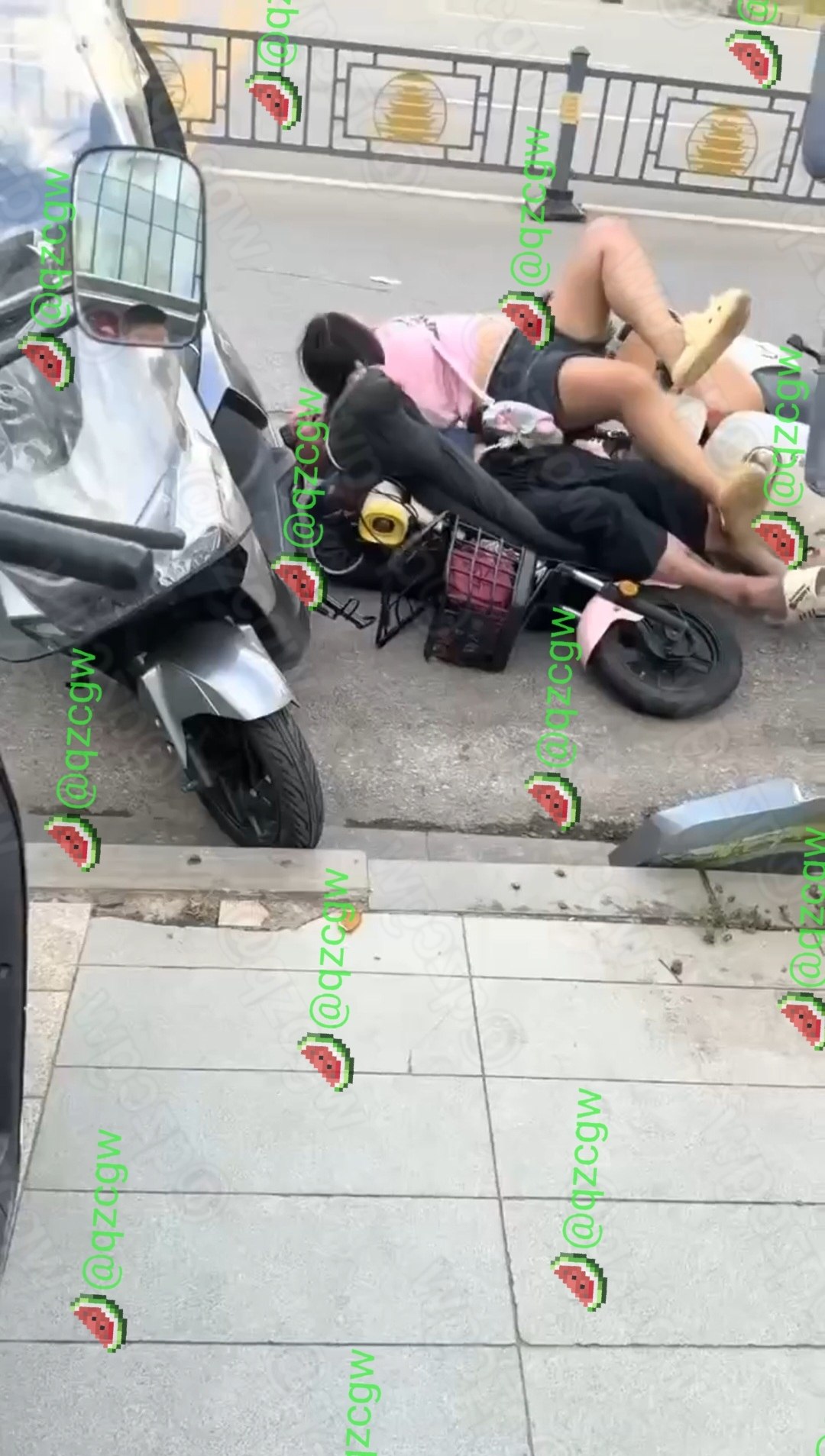 粉衣年轻女子电动车撞人后企图逃逸被光头大爷揪住头发死死按在地上