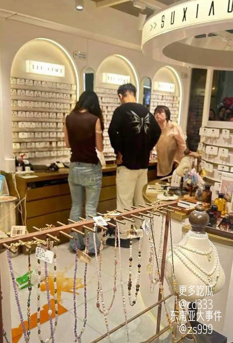 江苏如皋吾悦广场爆发激烈肢体冲突原配当众拦截丈夫与陌生女子