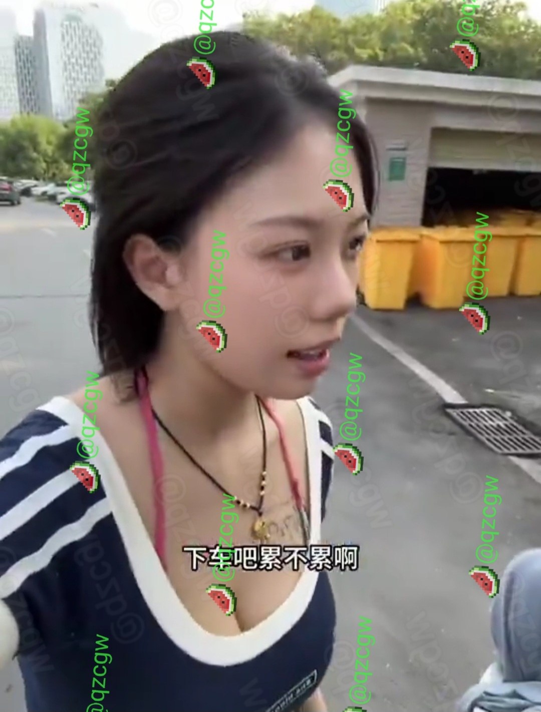低胸纹身美女主动邀约男生回家喝水却遭钢铁直男以网吧为由拒绝