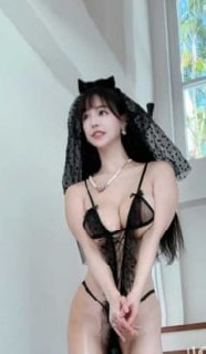 每日大赛 私拍模特身着黑色透视婚纱展示白皙胴体与私密部位诱惑镜头