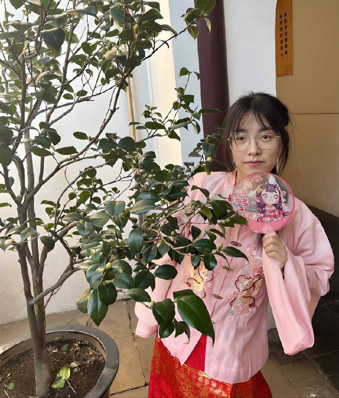眼镜女生小黎与男友郊外私拍视频遭泄露包含多段露骨野战内容