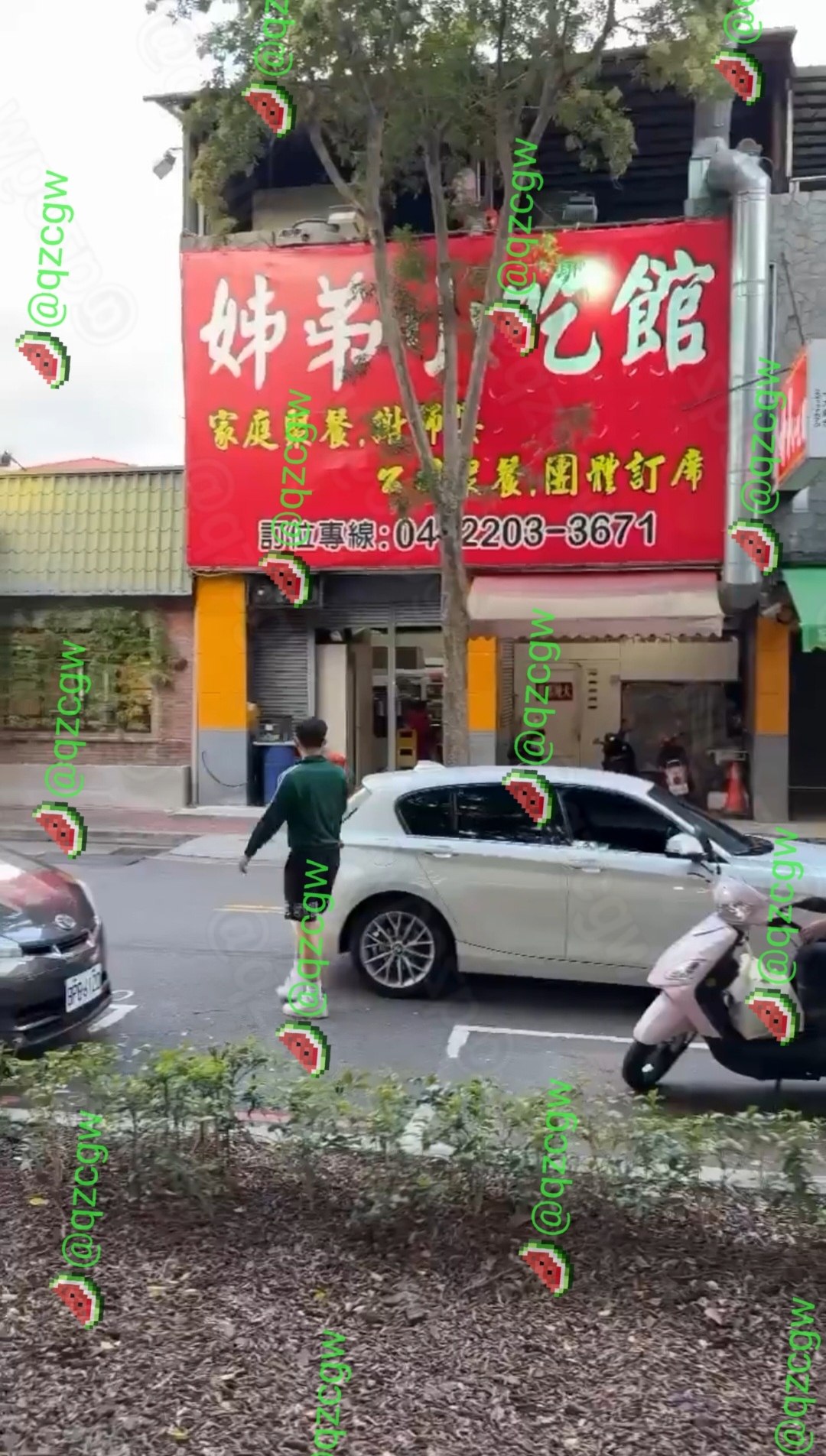 台中北区阿嬷骑粉色摩托车强占汽车格,年轻男子边吃边拍对质