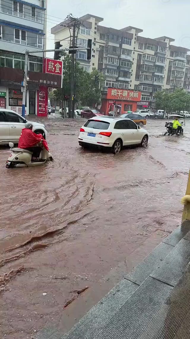 吉林通化经历长达二十余日干旱后突降暴雨导致市区多处路段积水成河