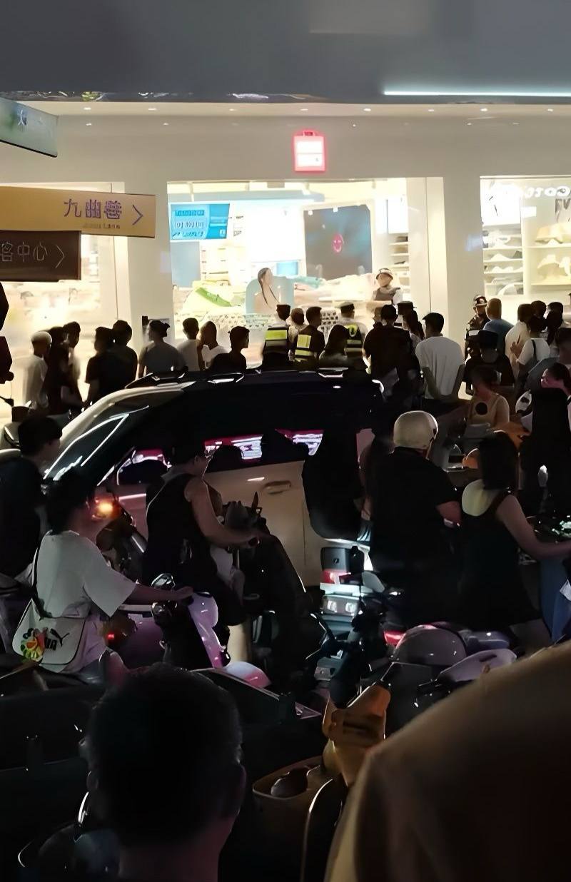 广西玉林十字街一名女子带娃逛街时突遭陌生男子持刀疯狂砍杀