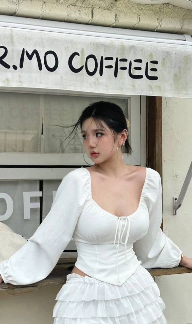 拥有55万粉丝的甜美网红Meena因早期成人视频及纹身细节曝光导致人设崩塌