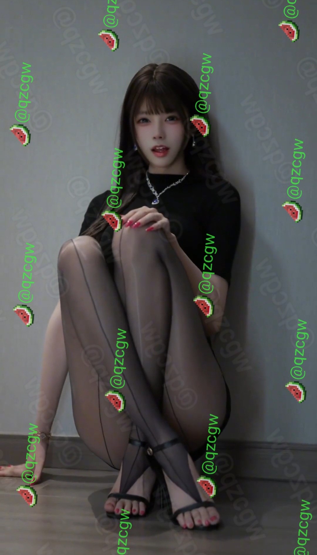 精致女孩身着黑丝夹趾袜搭配露趾凉鞋展现极致足部诱惑