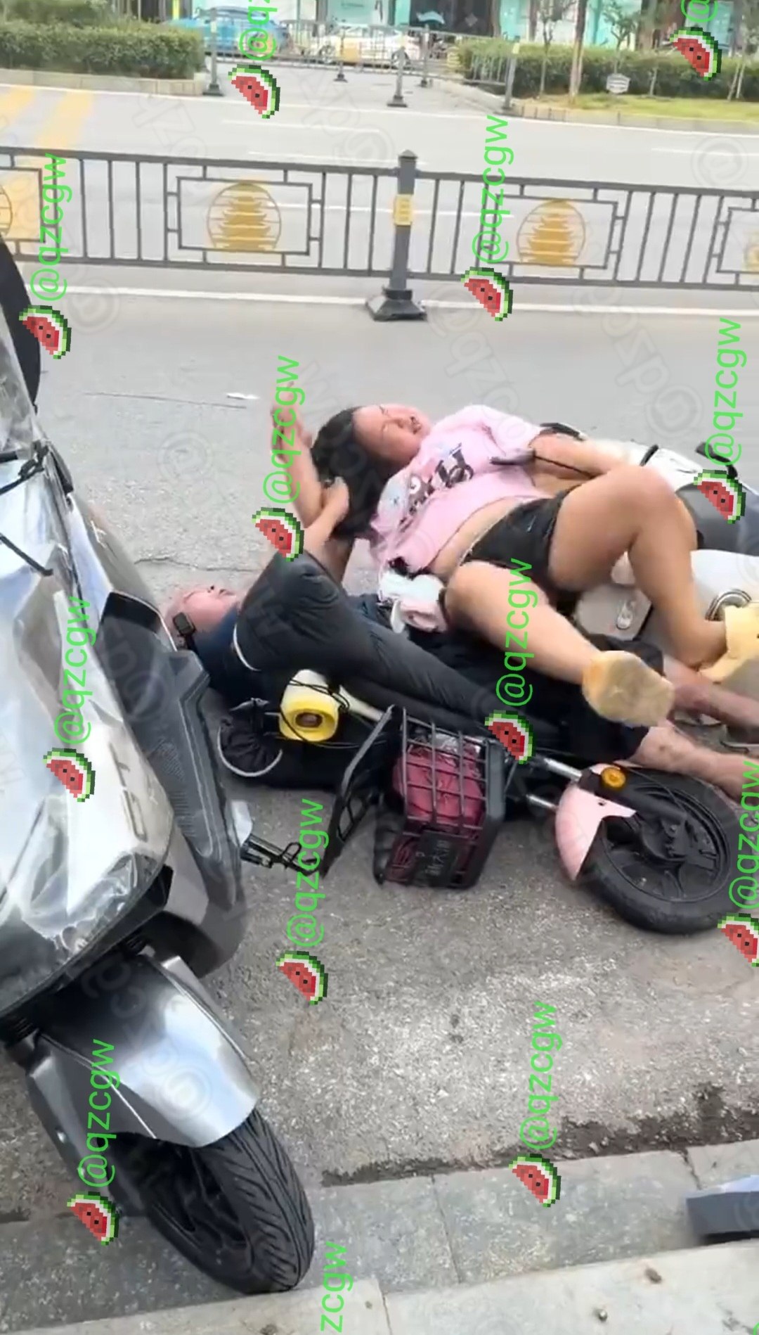 粉衣年轻女子电动车撞人后企图逃逸被光头大爷揪住头发死死按在地上