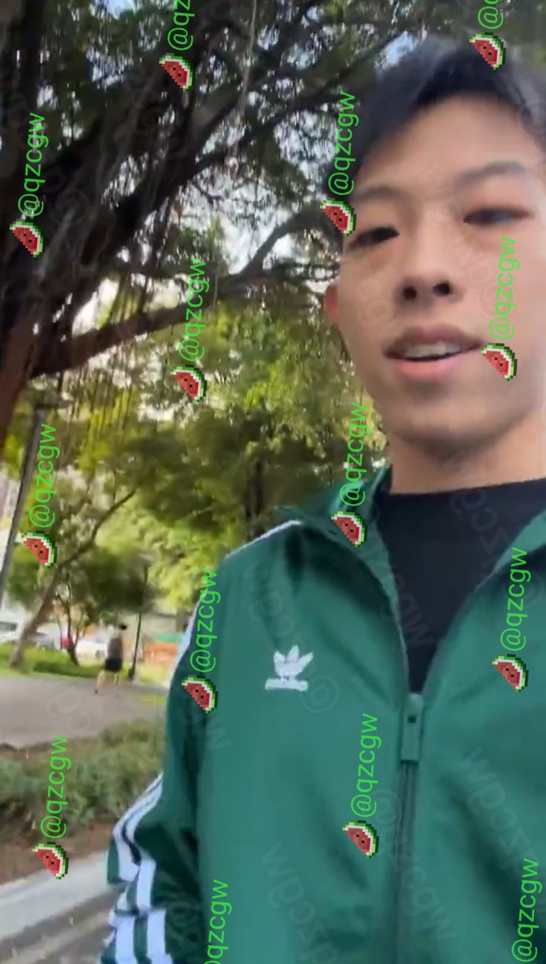 台中北区阿嬷骑粉色摩托车强占汽车格,年轻男子边吃边拍对质