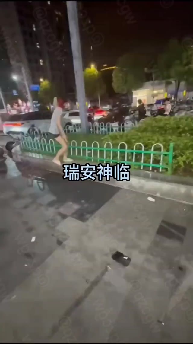 瑞安红发女子七夕于吾悦广场光脚追逐前男友并发生肢体冲突