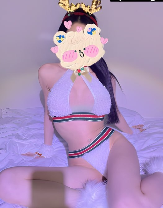 抖音网红芬芬永不败北发布性感制服视频以扭腰顶胯动作诱惑观众