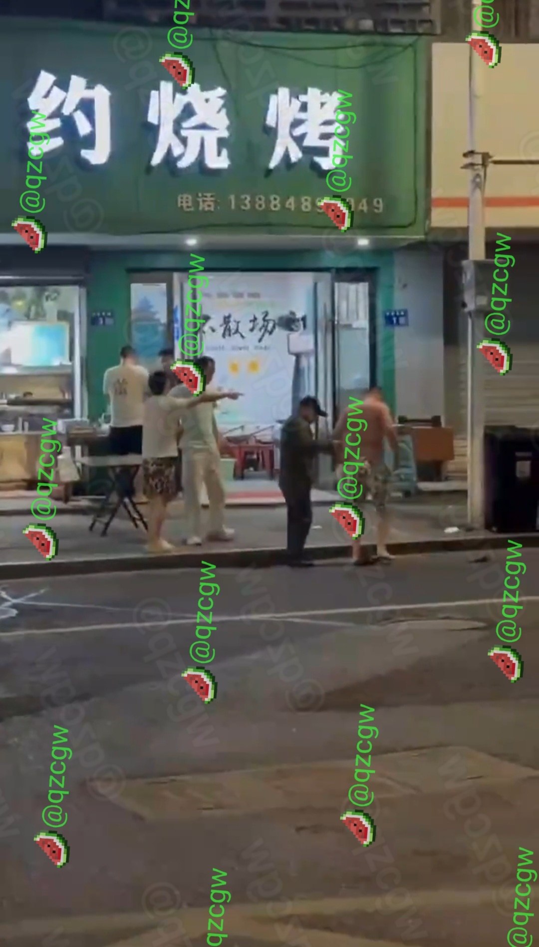 山东临沂烧烤店门口醉酒光膀子男子情绪失控挑衅引发多人围殴