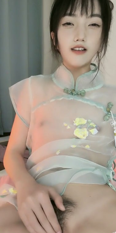 每日大赛 清纯嫩模身着透视古装居家直播 翘臀摆弄诱惑观众