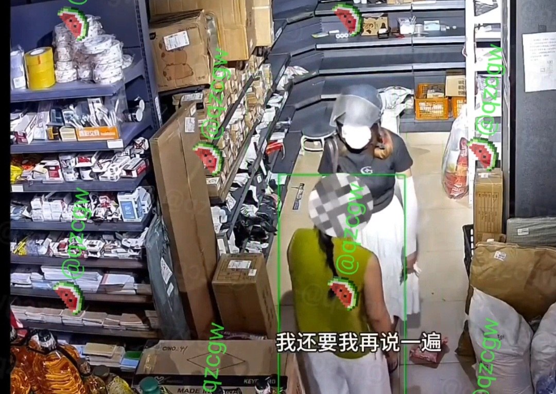 白裙女子路过小店恶意踢飞他人快递包裹并辱骂店员脑子有病