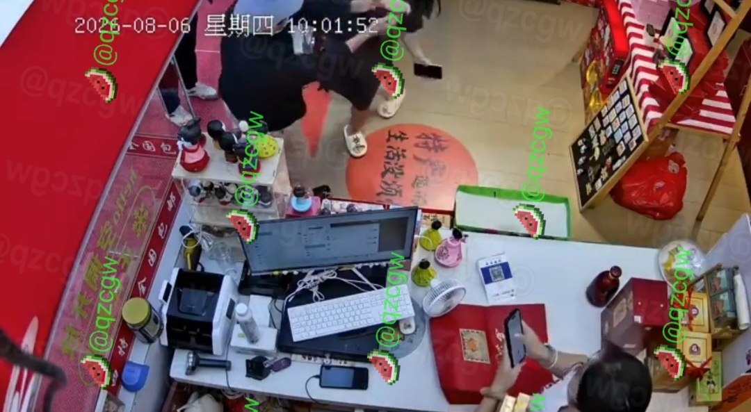黑衣男子潜入烟酒特产店试图调包真烟被两名店员当场扭打抓获