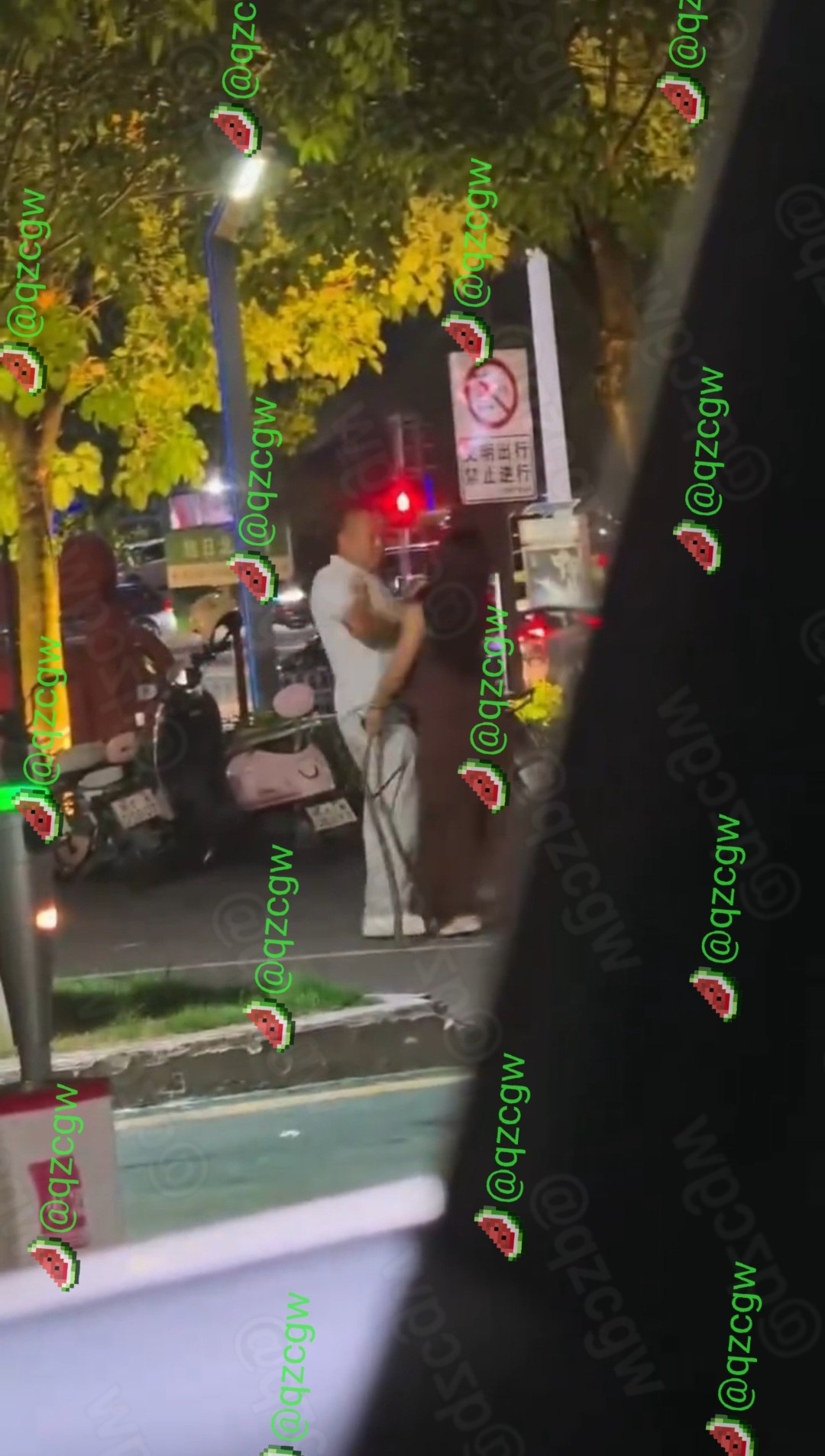 江西上饶街头深夜惊现暴力冲突棕裙女子手持长棍当街暴打中年丈夫