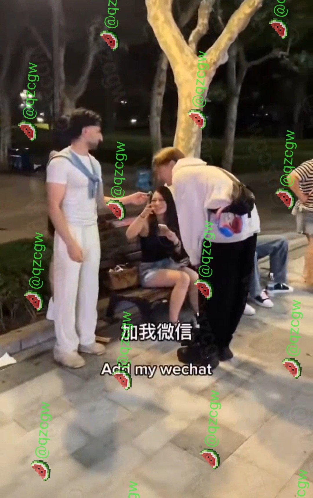 在华俄罗斯男子街头爆料称中国女孩主动搭讪且无需消费即可直奔酒店